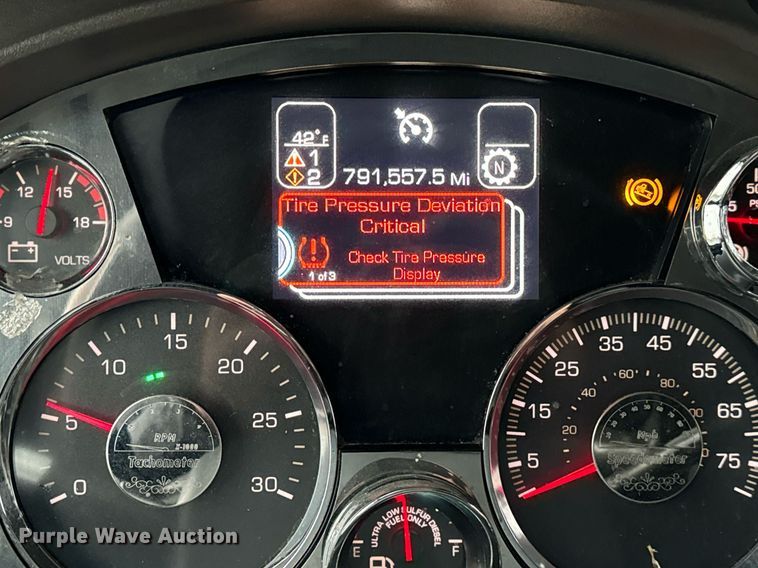 image for item DT2245 2016 Kenworth  T680 semi truck