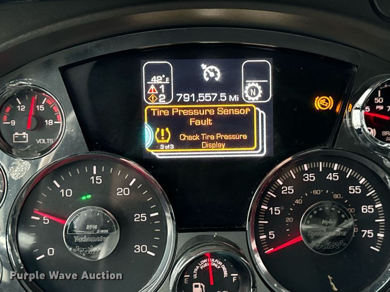 image for item DT2245 2016 Kenworth  T680 semi truck