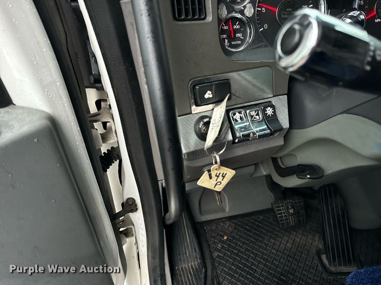 image for item DT2245 2016 Kenworth  T680 semi truck