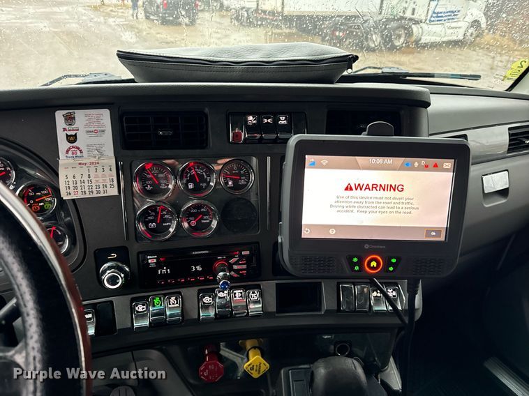 image for item DT2245 2016 Kenworth  T680 semi truck