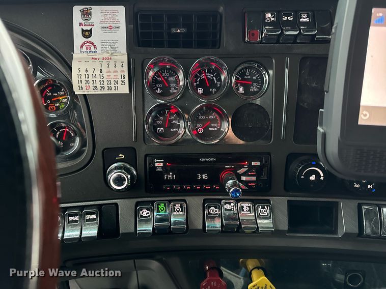 image for item DT2245 2016 Kenworth  T680 semi truck