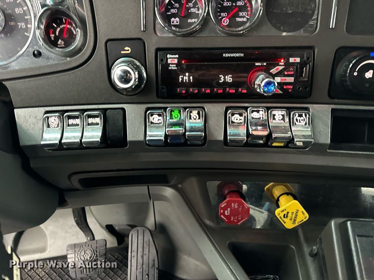 image for item DT2245 2016 Kenworth  T680 semi truck