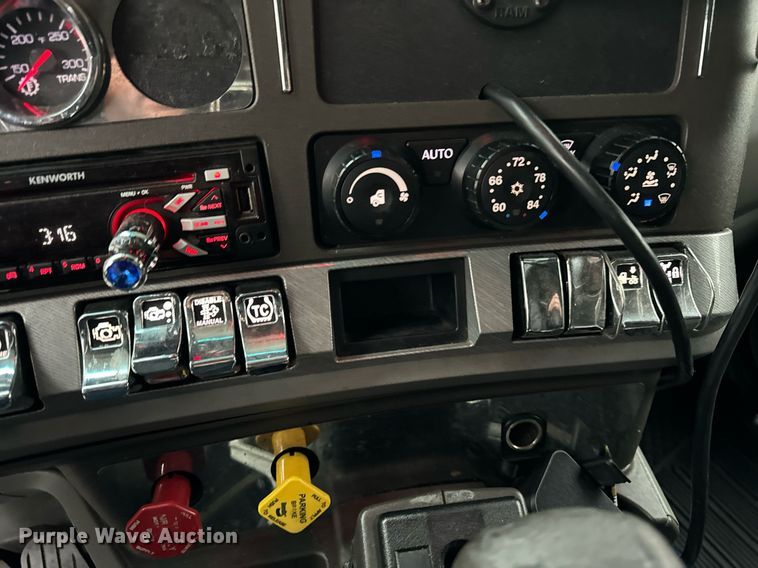 image for item DT2245 2016 Kenworth  T680 semi truck