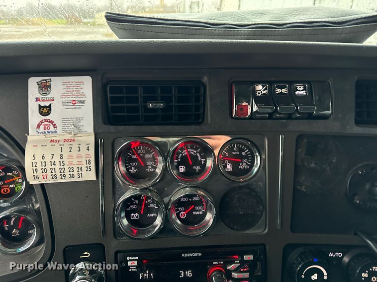 image for item DT2245 2016 Kenworth  T680 semi truck