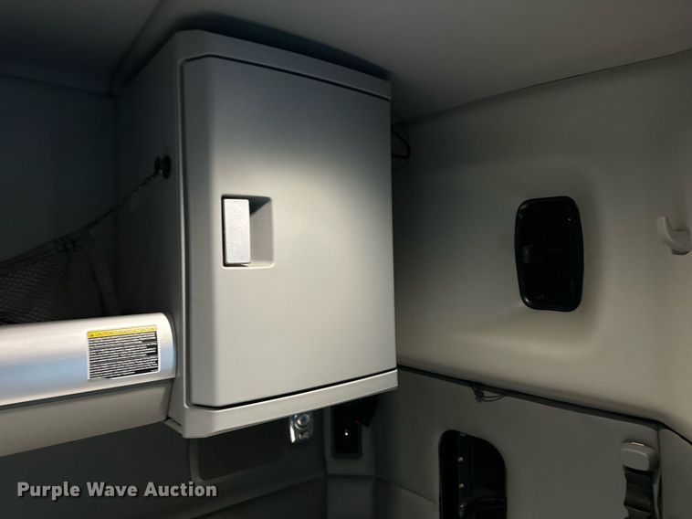 image for item DT2245 2016 Kenworth  T680 semi truck