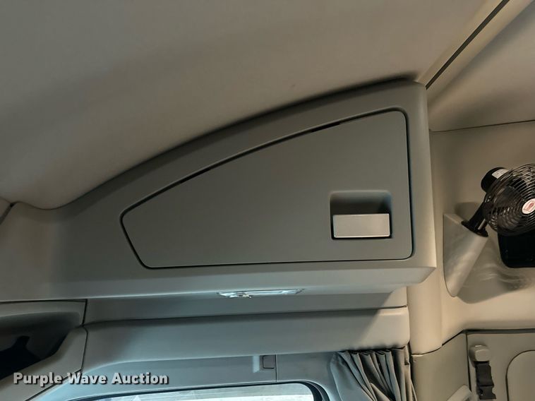 image for item DT2245 2016 Kenworth  T680 semi truck