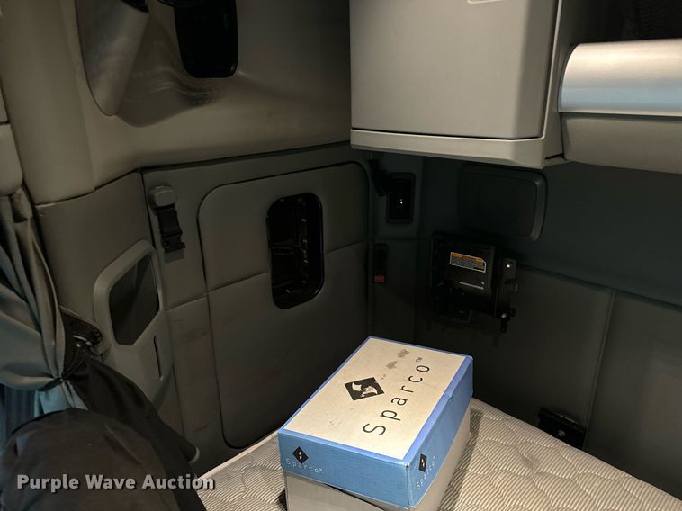 image for item DT2245 2016 Kenworth  T680 semi truck