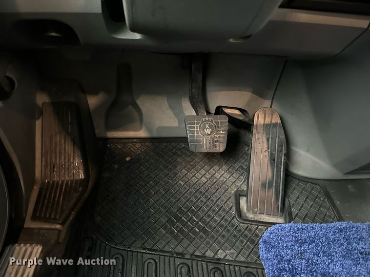 image for item DT2245 2016 Kenworth  T680 semi truck