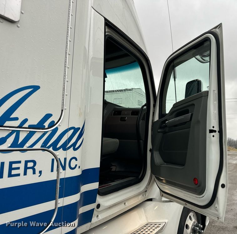 image for item DT2245 2016 Kenworth  T680 semi truck