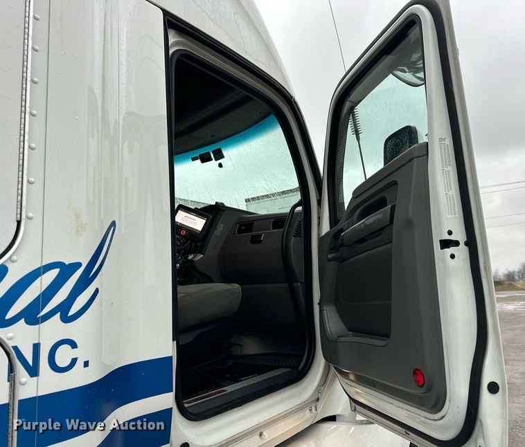 image for item DT2245 2016 Kenworth  T680 semi truck