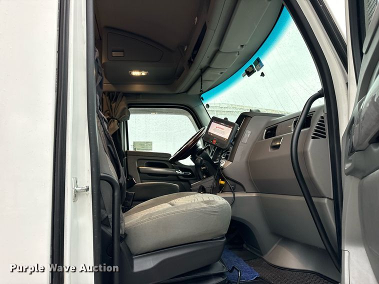 image for item DT2245 2016 Kenworth  T680 semi truck