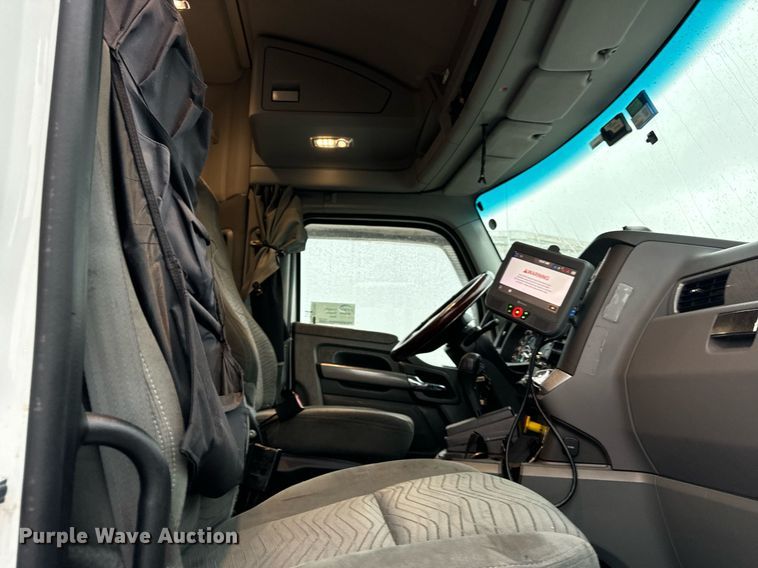 image for item DT2245 2016 Kenworth  T680 semi truck