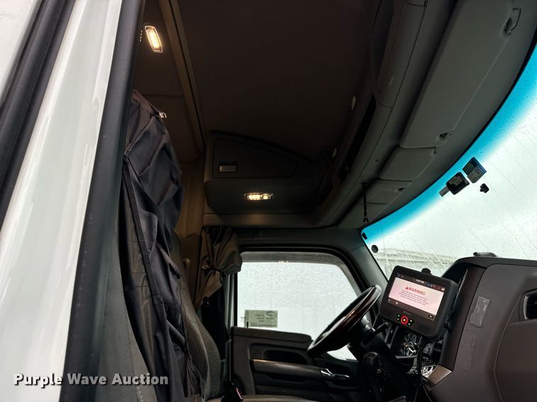 image for item DT2245 2016 Kenworth  T680 semi truck