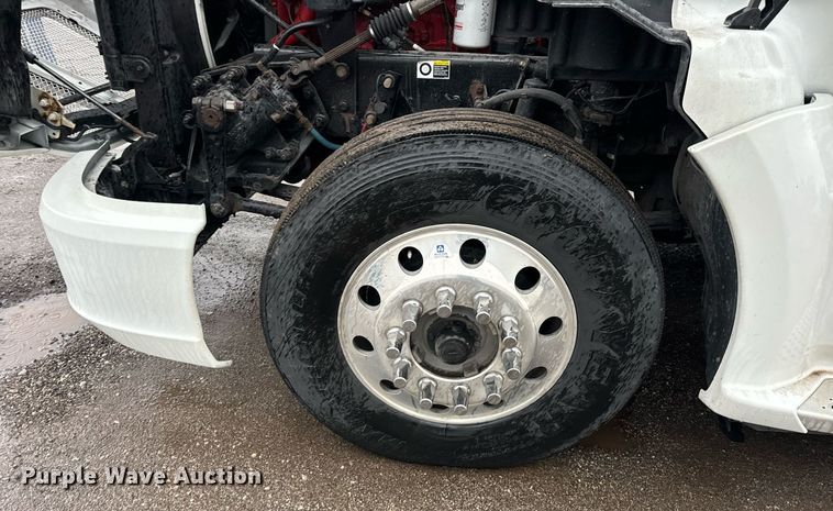 image for item DT2245 2016 Kenworth  T680 semi truck