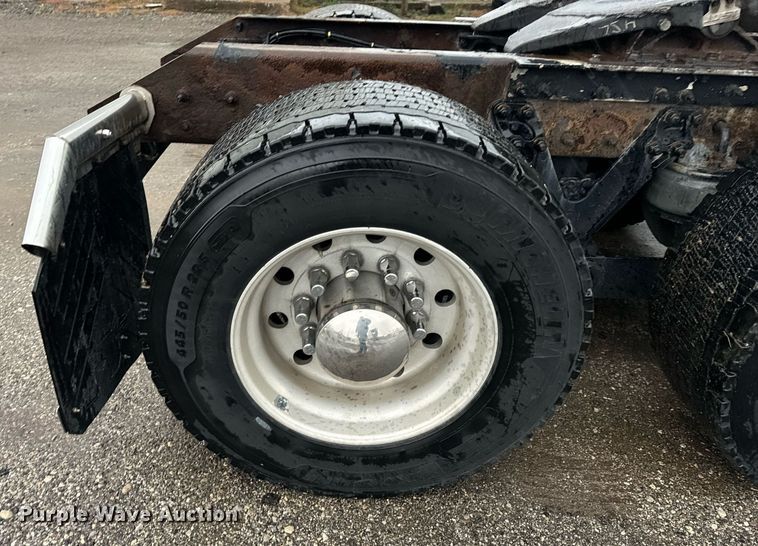 image for item DT2245 2016 Kenworth  T680 semi truck