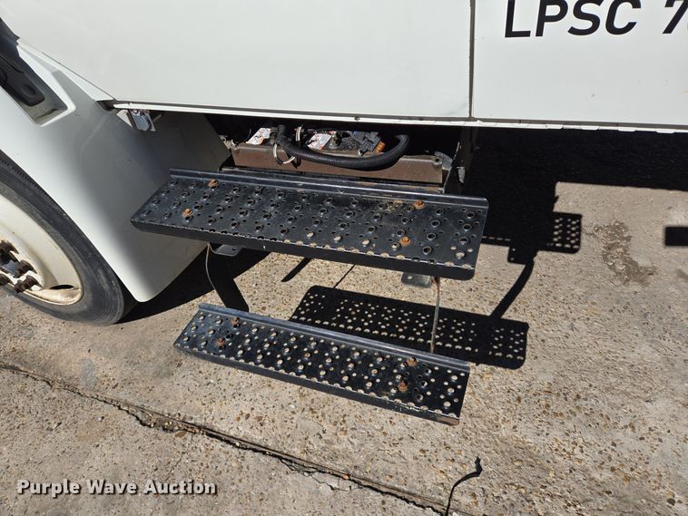 image for item DT5412 2013 International 4300M7 truck cab and chassis