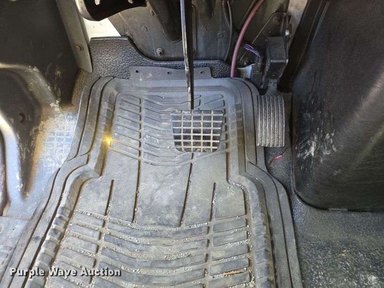 image for item DT5412 2013 International 4300M7 truck cab and chassis