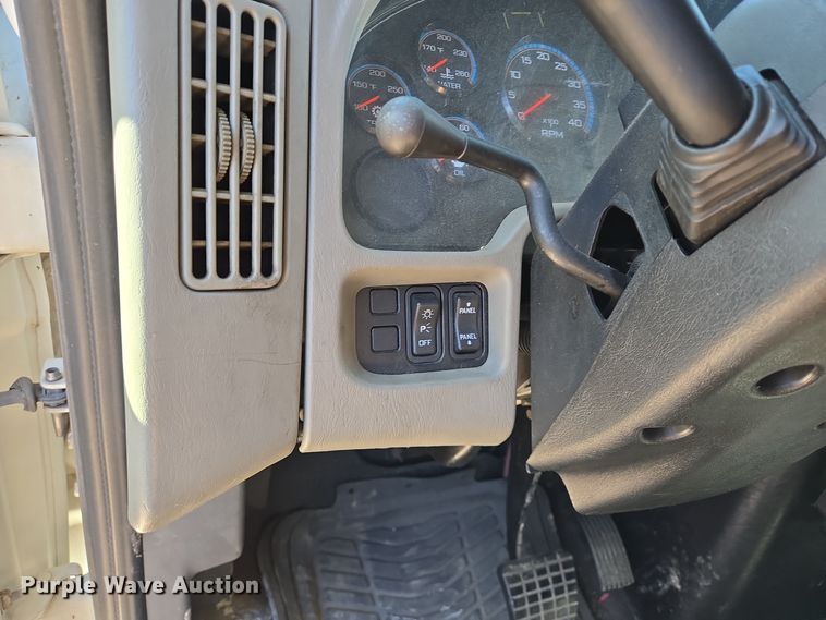 image for item DT5412 2013 International 4300M7 truck cab and chassis