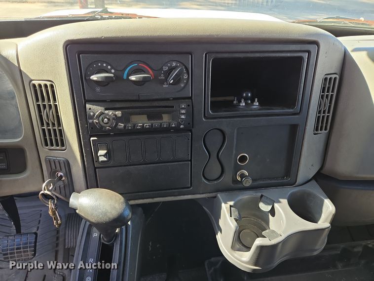 image for item DT5412 2013 International 4300M7 truck cab and chassis