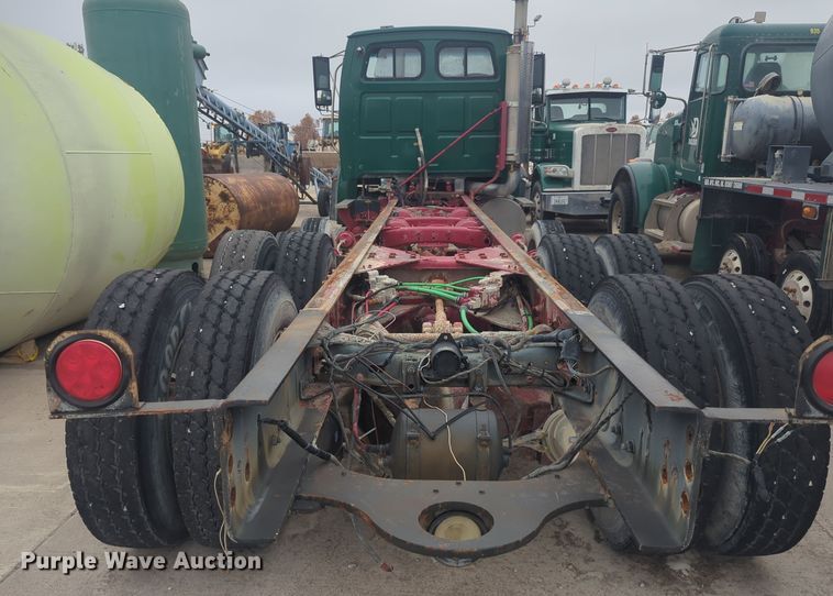 image for item DT6563 2005 Sterling truck cab and chassis