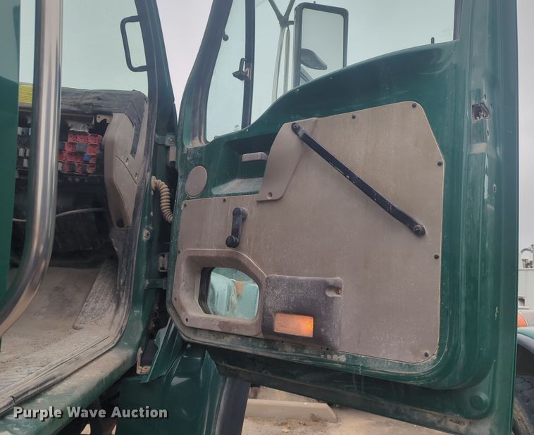 image for item DT6563 2005 Sterling truck cab and chassis