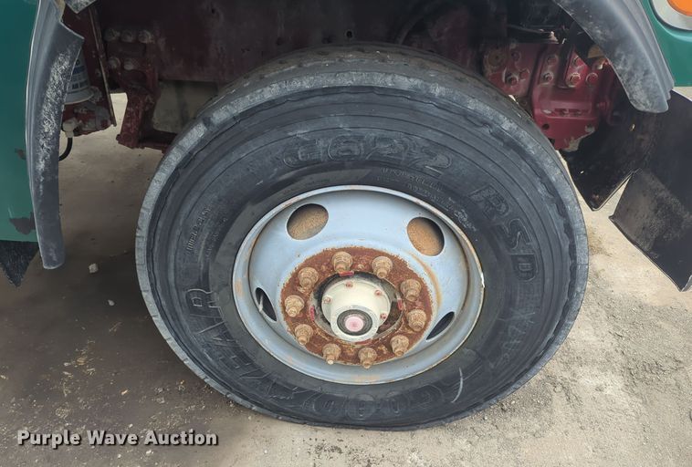 image for item DT6563 2005 Sterling truck cab and chassis