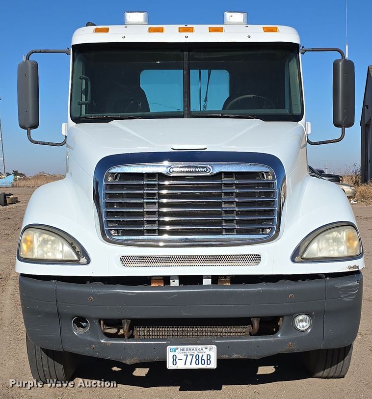 image for item DV0092 2006 Freightliner Columbia semi truck