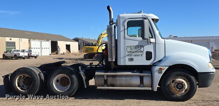 image for item DV0092 2006 Freightliner Columbia semi truck