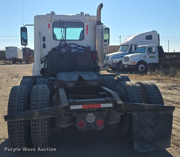 image for item DV0092 2006 Freightliner Columbia semi truck