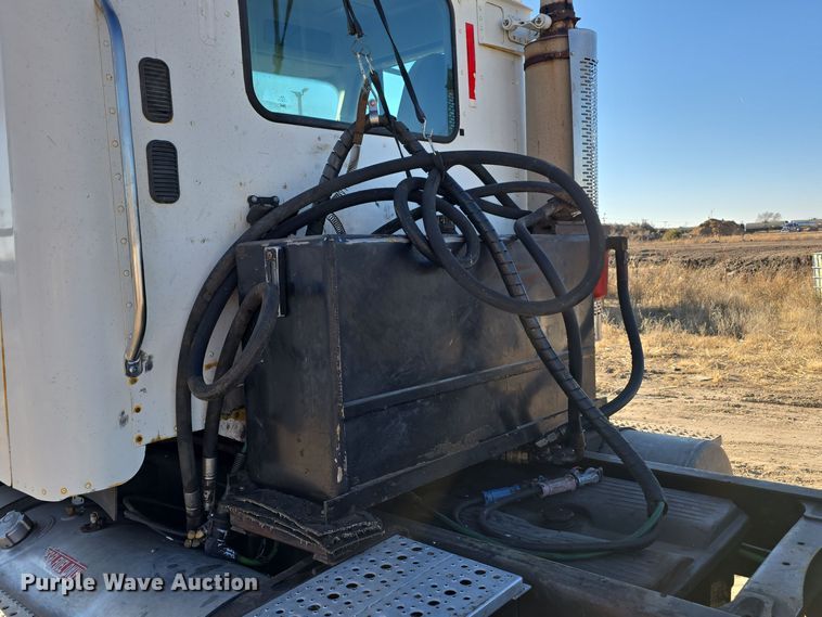 image for item DV0092 2006 Freightliner Columbia semi truck