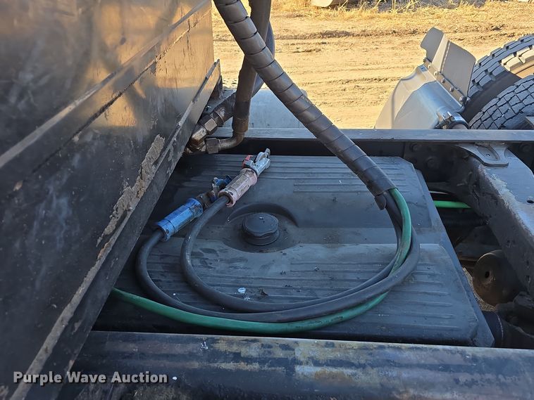 image for item DV0092 2006 Freightliner Columbia semi truck