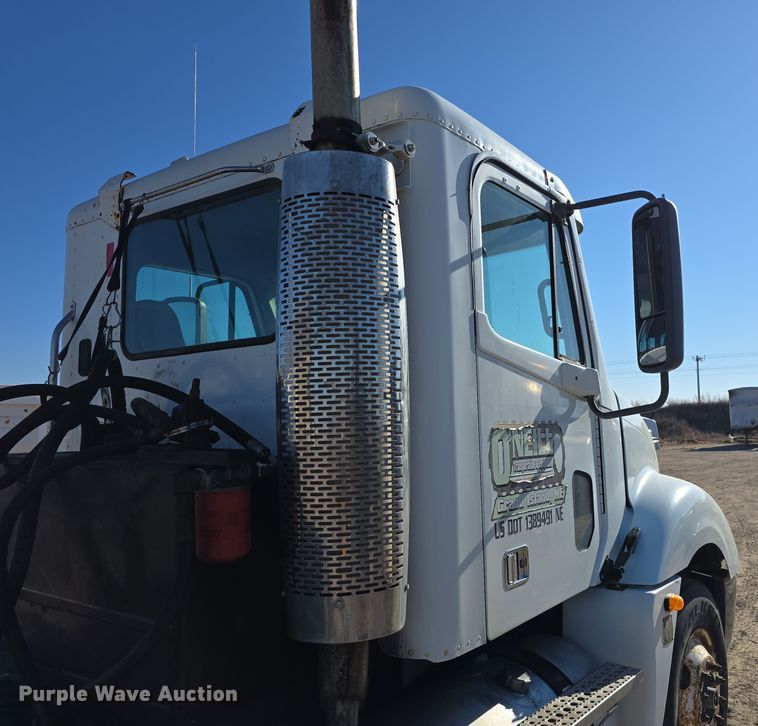 image for item DV0092 2006 Freightliner Columbia semi truck