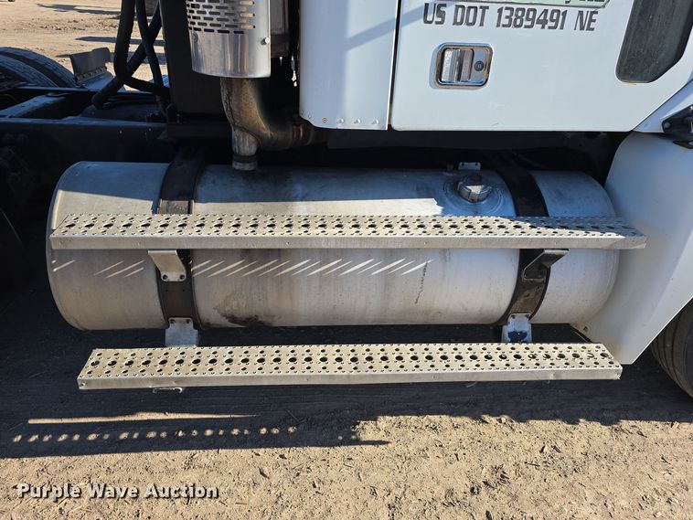 image for item DV0092 2006 Freightliner Columbia semi truck