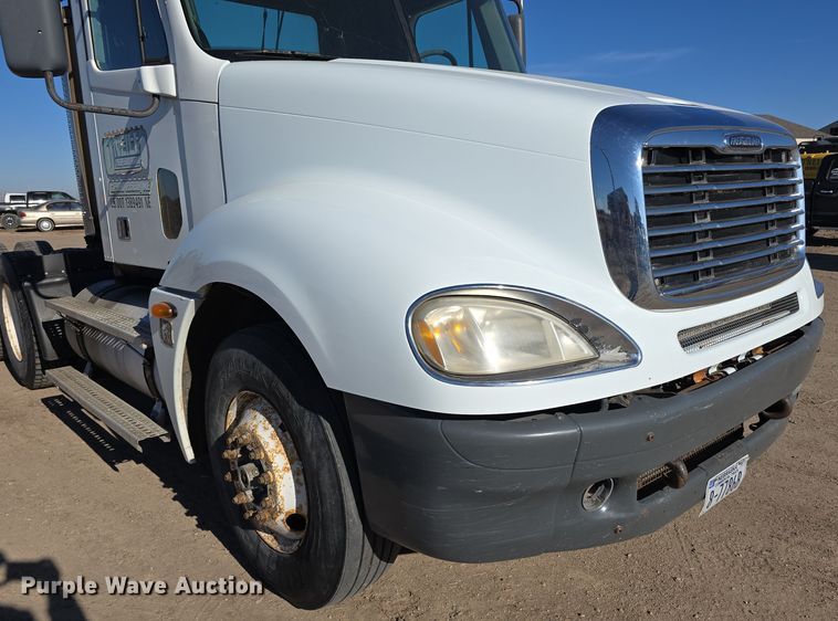 image for item DV0092 2006 Freightliner Columbia semi truck