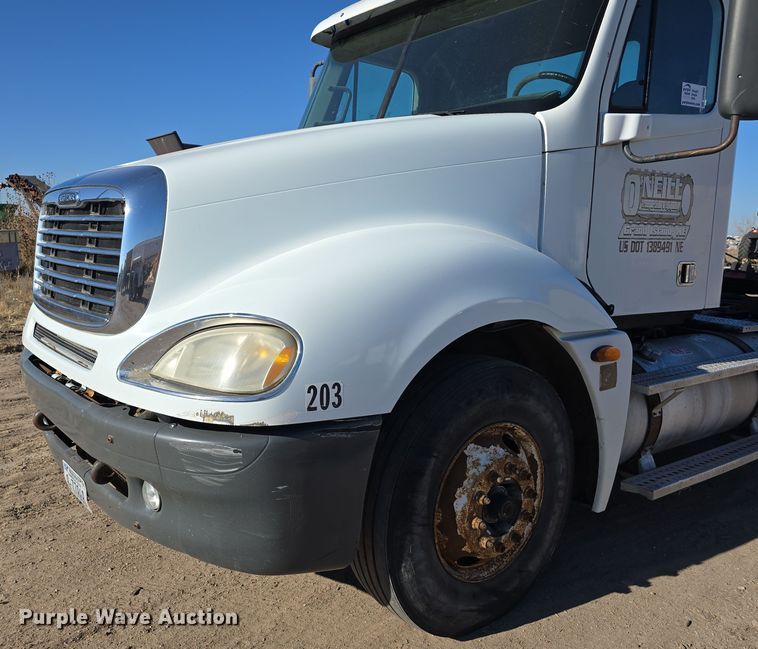 image for item DV0092 2006 Freightliner Columbia semi truck