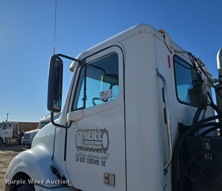 image for item DV0092 2006 Freightliner Columbia semi truck