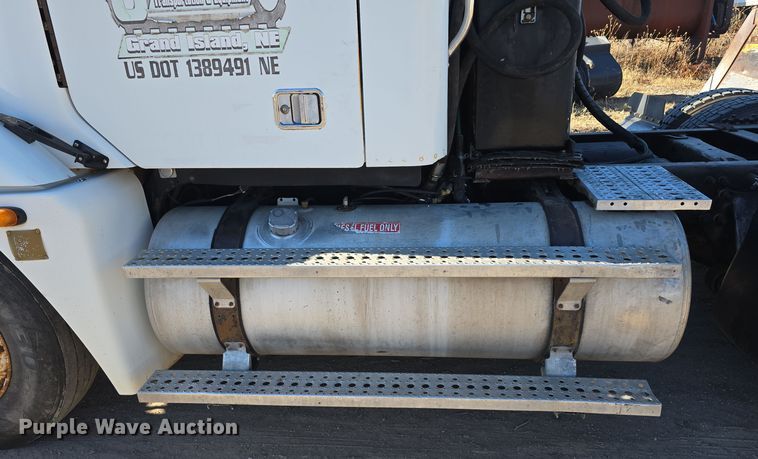 image for item DV0092 2006 Freightliner Columbia semi truck