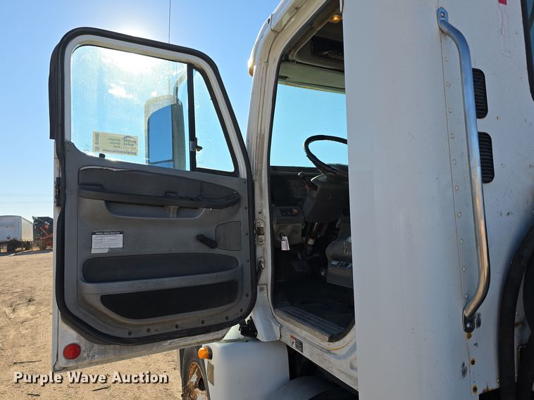 image for item DV0092 2006 Freightliner Columbia semi truck