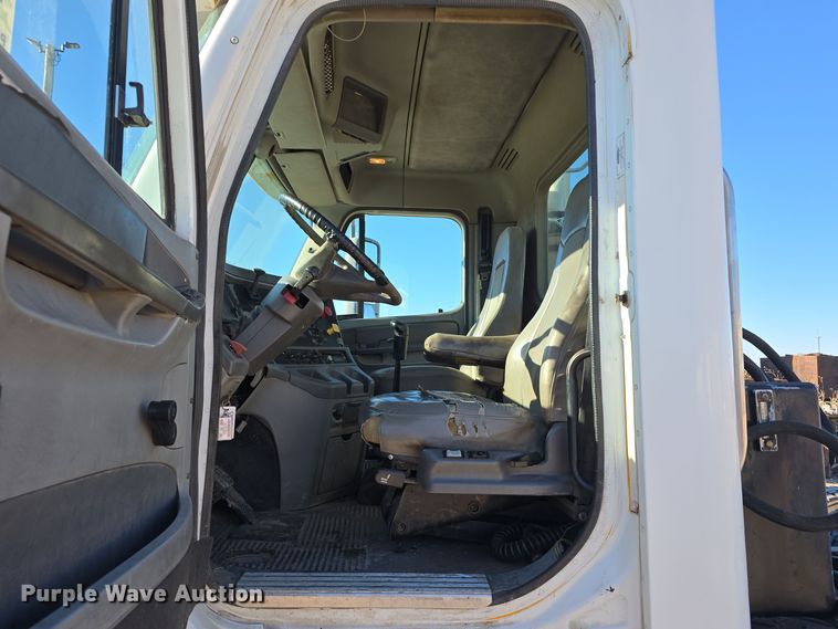 image for item DV0092 2006 Freightliner Columbia semi truck