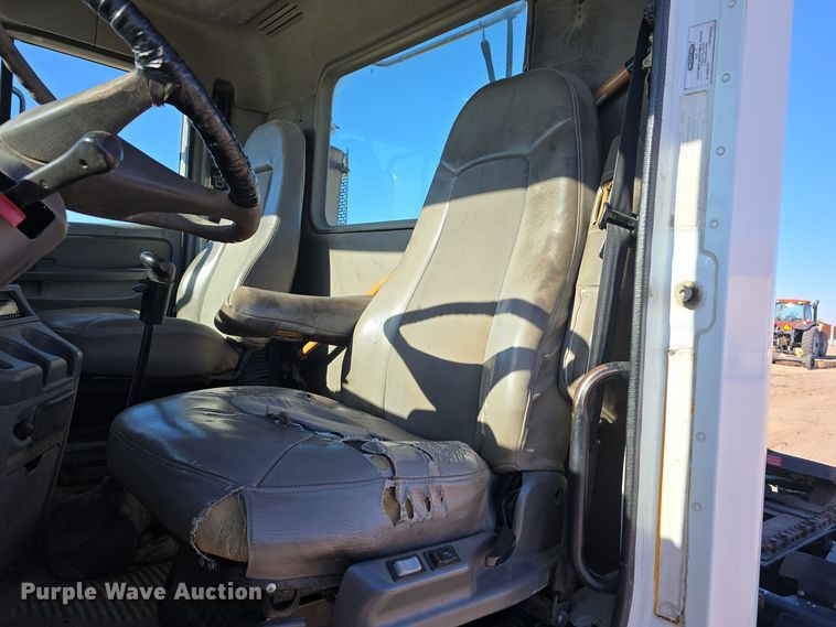 image for item DV0092 2006 Freightliner Columbia semi truck