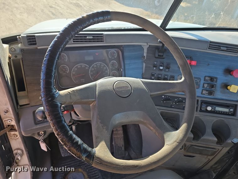 image for item DV0092 2006 Freightliner Columbia semi truck