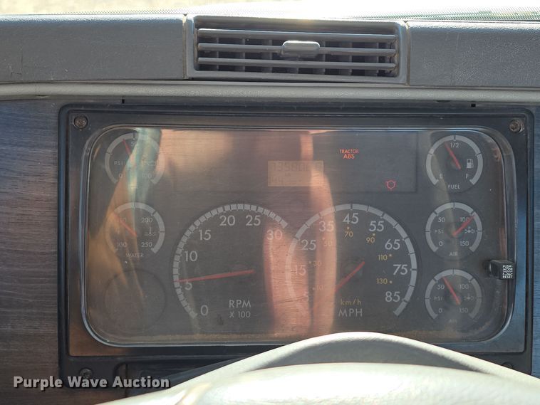 image for item DV0092 2006 Freightliner Columbia semi truck