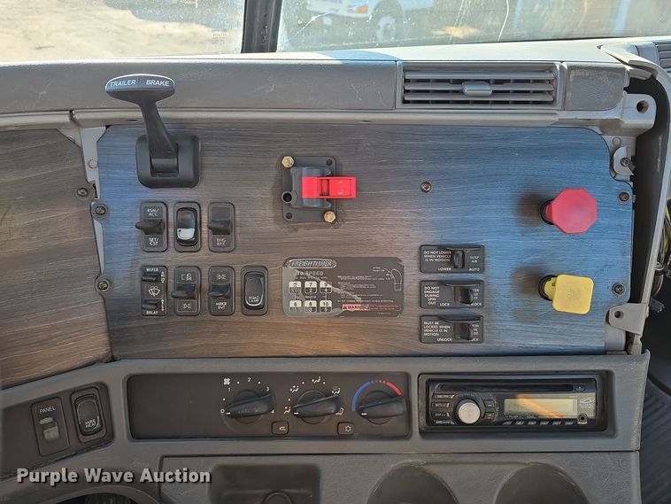 image for item DV0092 2006 Freightliner Columbia semi truck