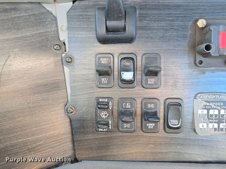 image for item DV0092 2006 Freightliner Columbia semi truck