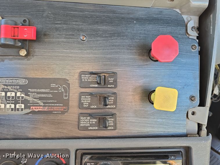 image for item DV0092 2006 Freightliner Columbia semi truck