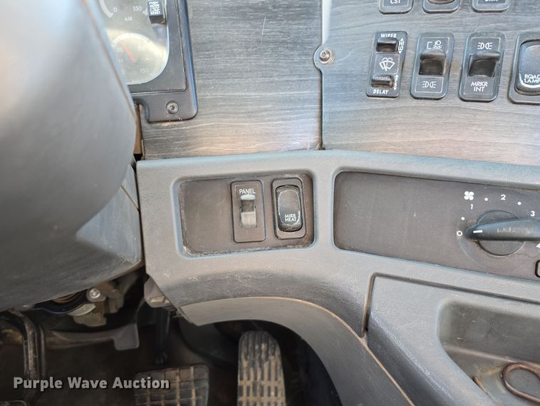 image for item DV0092 2006 Freightliner Columbia semi truck