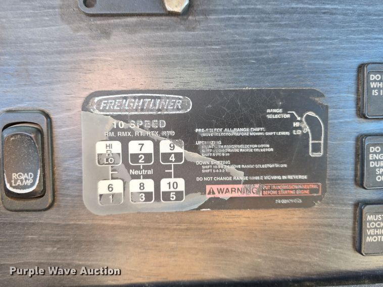 image for item DV0092 2006 Freightliner Columbia semi truck