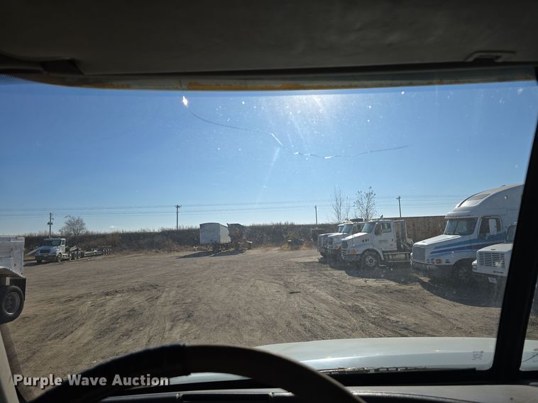 image for item DV0092 2006 Freightliner Columbia semi truck