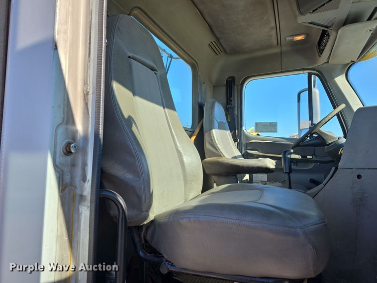 image for item DV0092 2006 Freightliner Columbia semi truck