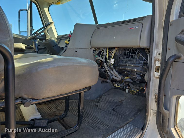 image for item DV0092 2006 Freightliner Columbia semi truck